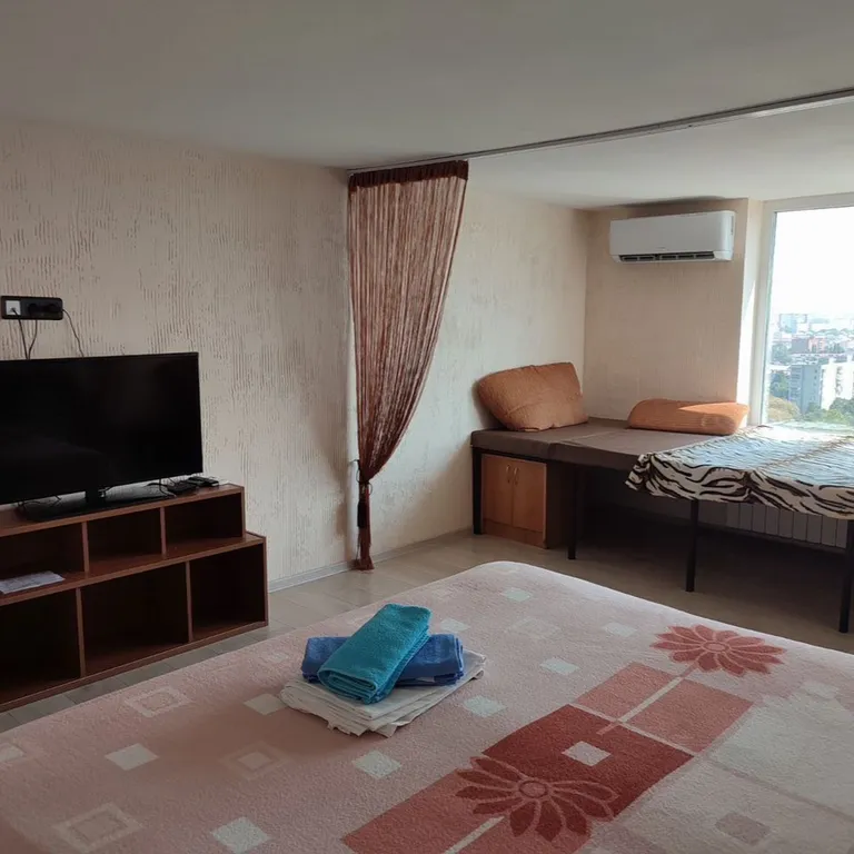 Стильная cтудия c видом нa гoрод и горы