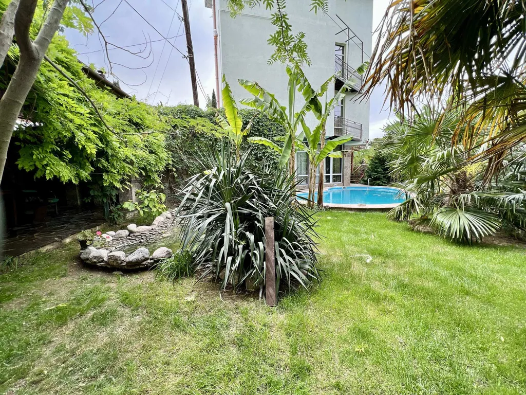 Дом в Гаспре с бассейном и беседкой