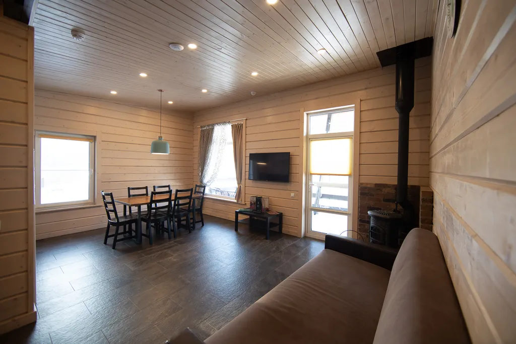 Просторный коттедж с двумя спальнями, камином и сауной