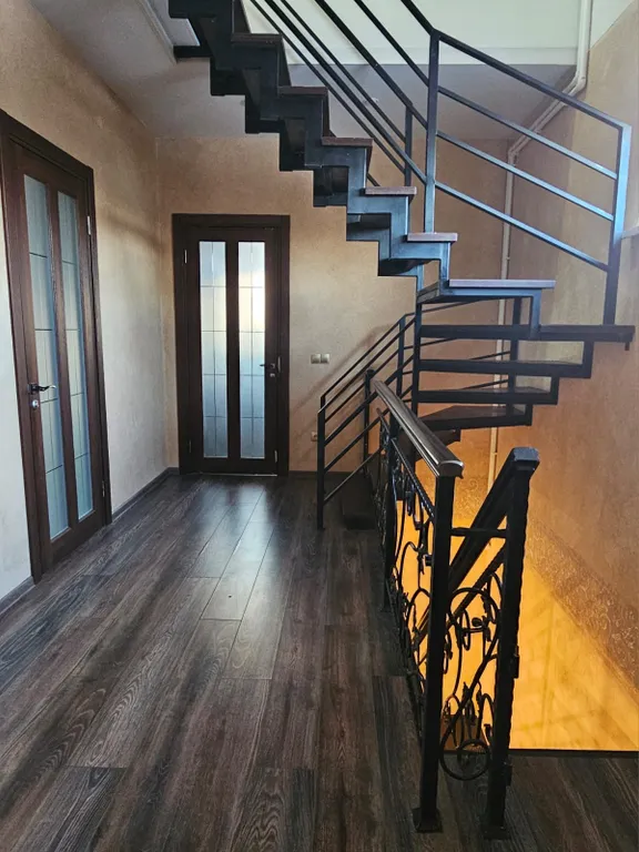 Уютный новый 3 этажный 10-комнатный гостeвoй дом с баней и прудом