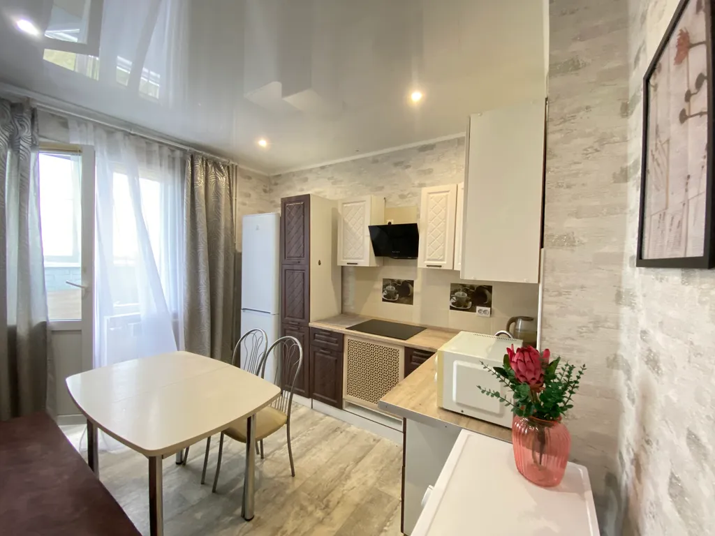 Квартира с уютным балконом и большой кроватью