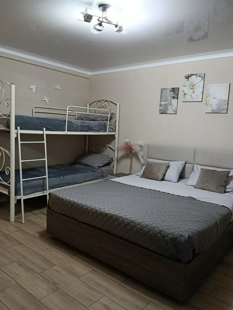 Уютный 4 местный номер с двухъярусной кроватью 90/200, кровати съёмные можно разделить. Есть возможность поставить Доп место для 5 ч. Кровати с артопидическим матрасом. Номер большой,светлый с панорамной дверью с выходом в сад с фруктовыми насаждениями. В