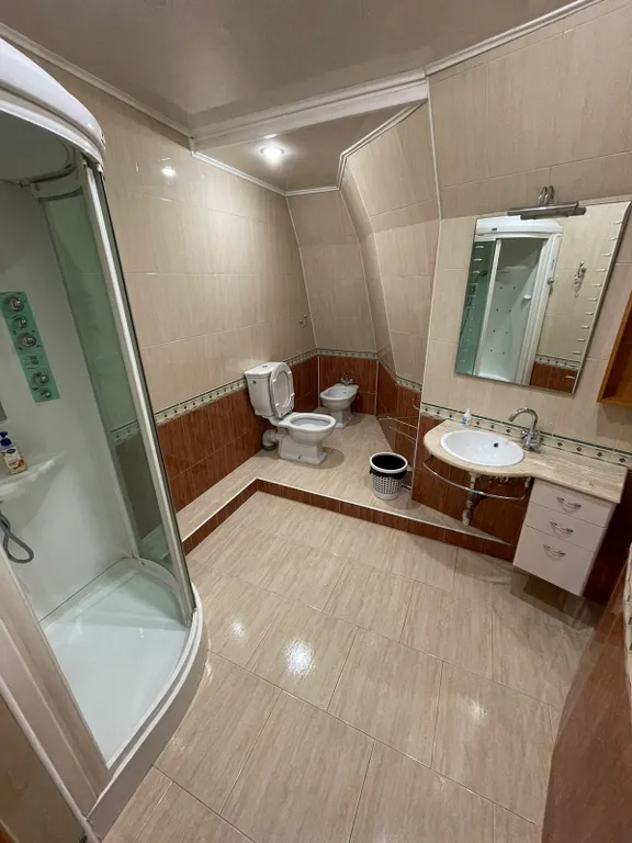 Уникальный, уютный, большой семейный дом. С видом на город