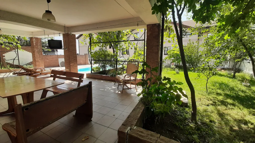 Дом с бассейном недалеко от моря