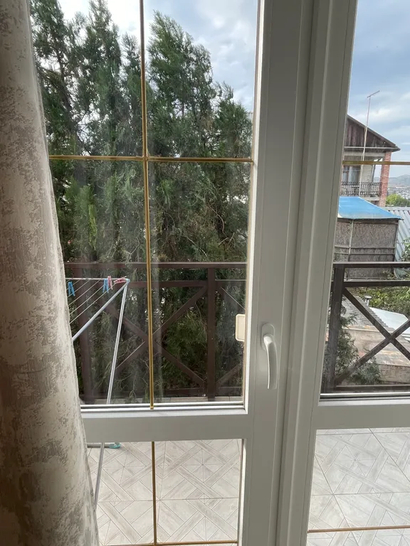 Четырёхместный номер  люкс с балконом с видом на город и горы