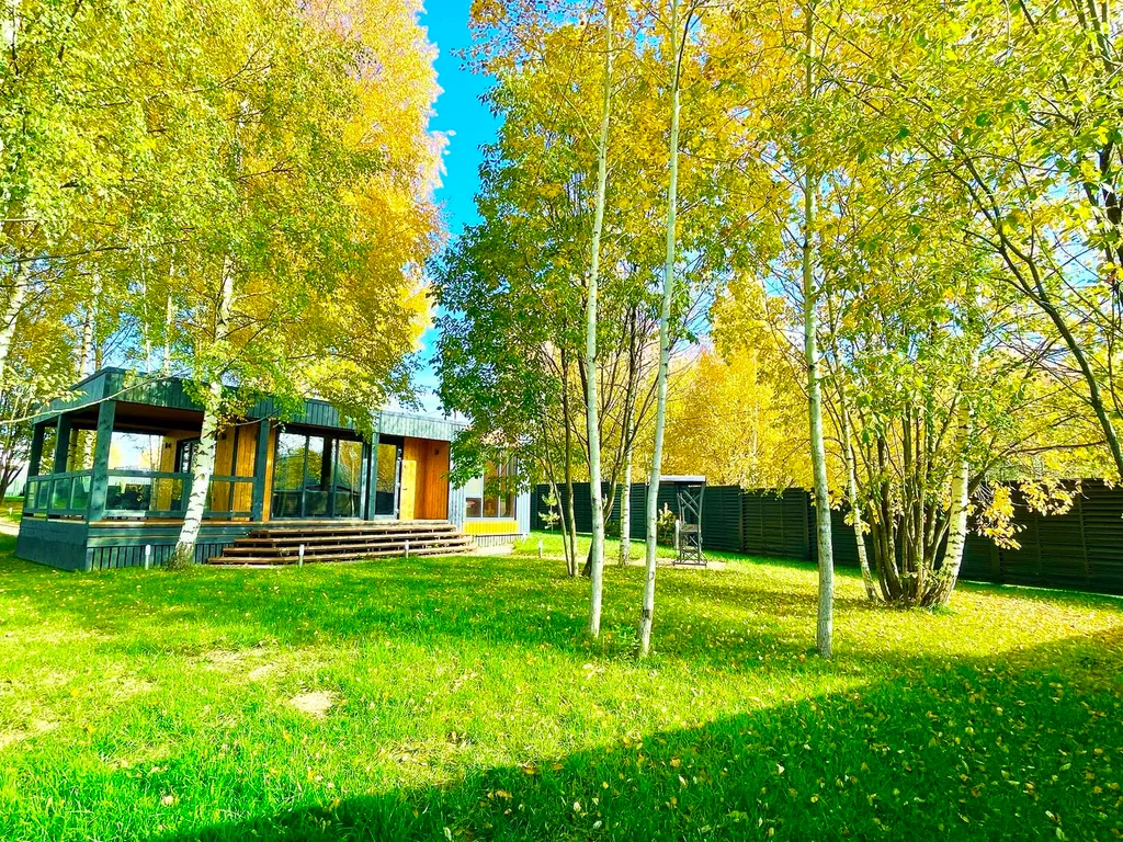 Дом Благодать у пруда с панорамными окнами