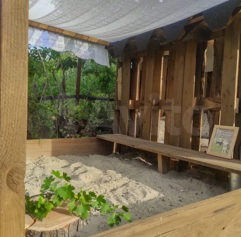 Уютный дом с беседкой у реки в тихом месте