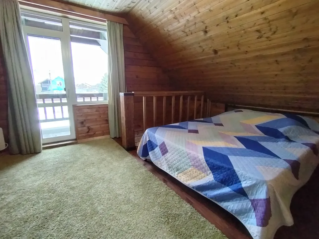 Дом на берегу с баней