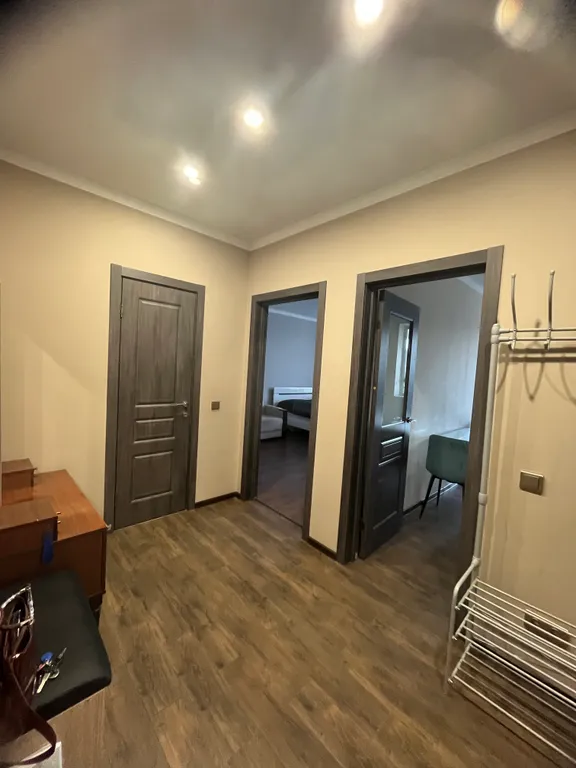 Квартира с видом на дом с часами