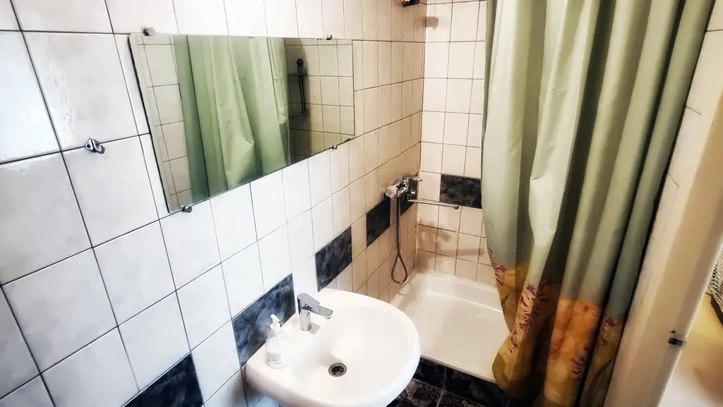 Дом на пляже озера