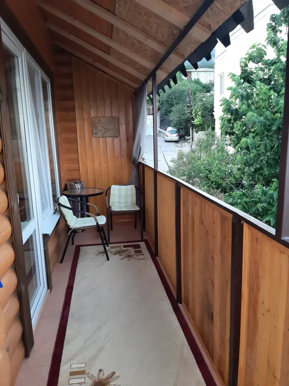 Студия с балконом и панорамным видом на море