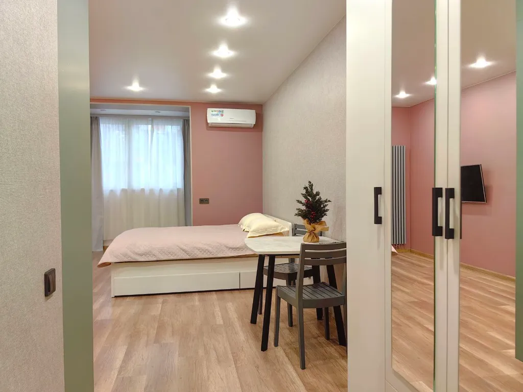 Просторная студия рядом с большим торговым центром