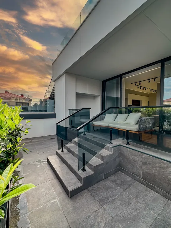 Двухуровневые апартаменты с прямым выходом к бассейну и у моря