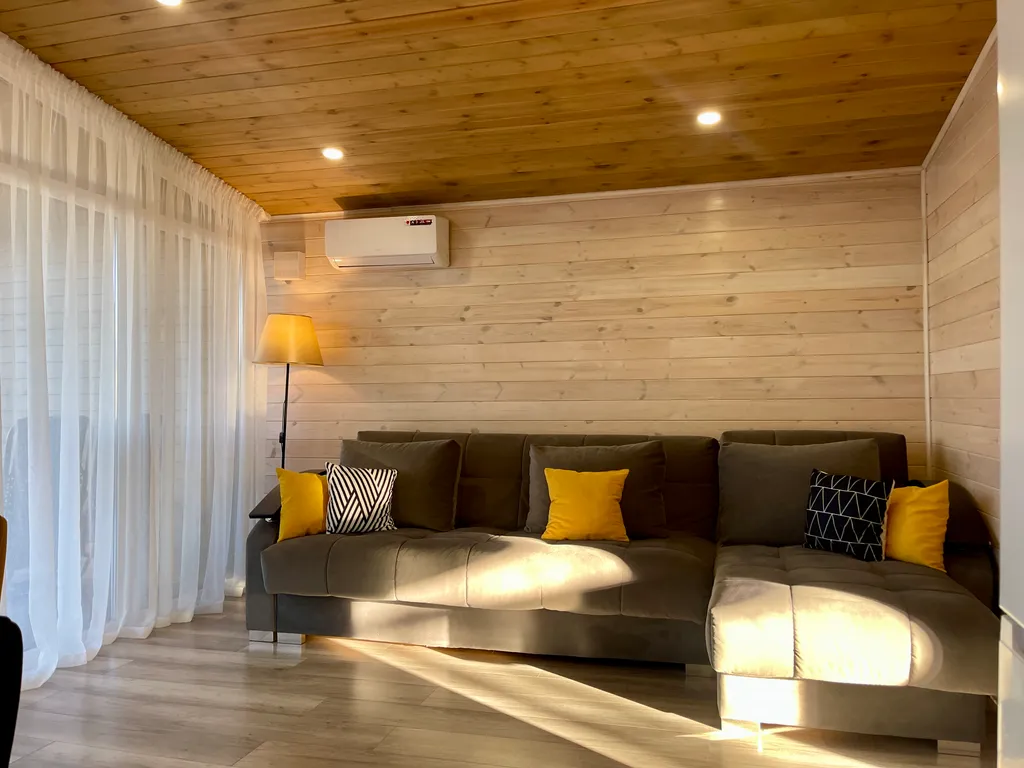 Уютный светлый дом с панорамным остеклением и банным чаном