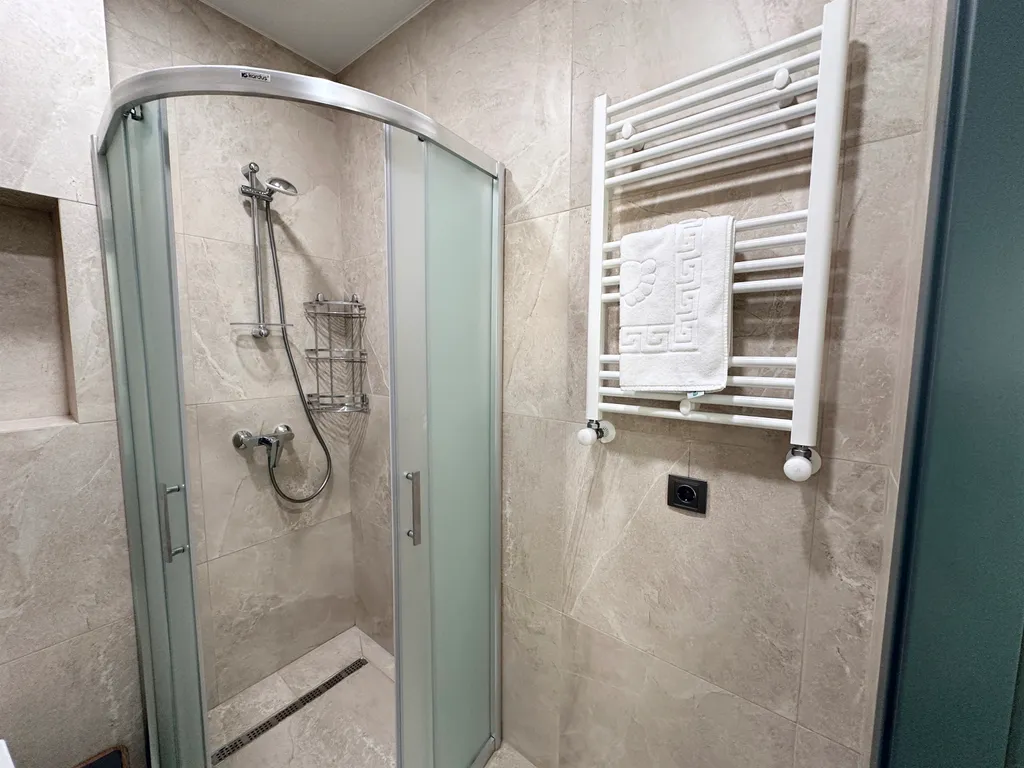 Просторный партамент с отдельной спальней  Шикарный вид на море