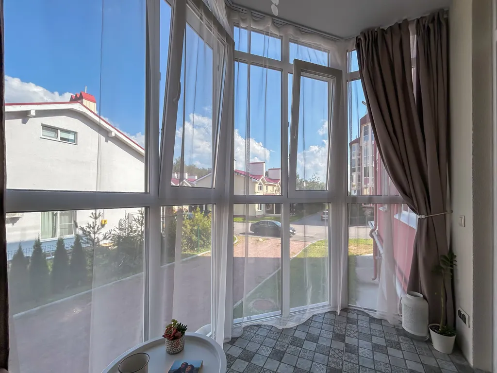 Двухэтажная квартира рядом с зимним лесом