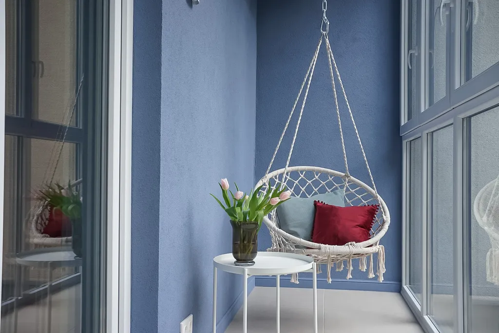 Дизайнерская студия с качелью в центре на набережной