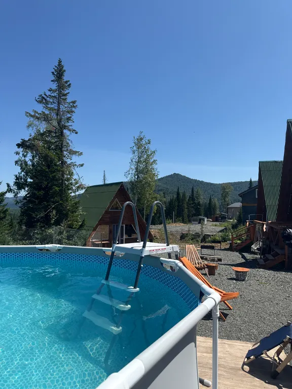 А-frame в окружении леса и гор