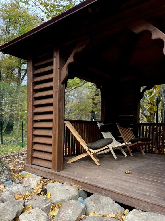 Премиальный гостевой дом в светлых тонах с видом на горы