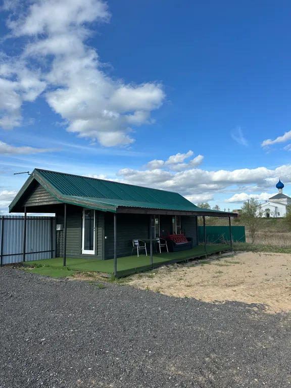 Уютный домик на берегу реки