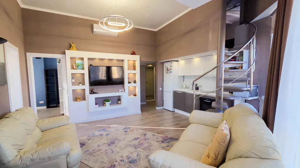 Большая двухуровневая квартира с шикарными видами на море и горы