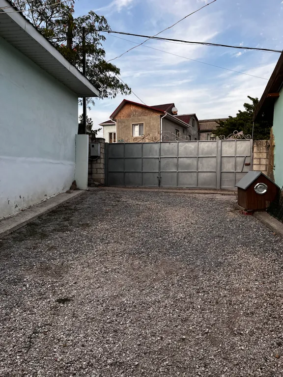 Домик у подножья Генуэзской крепости