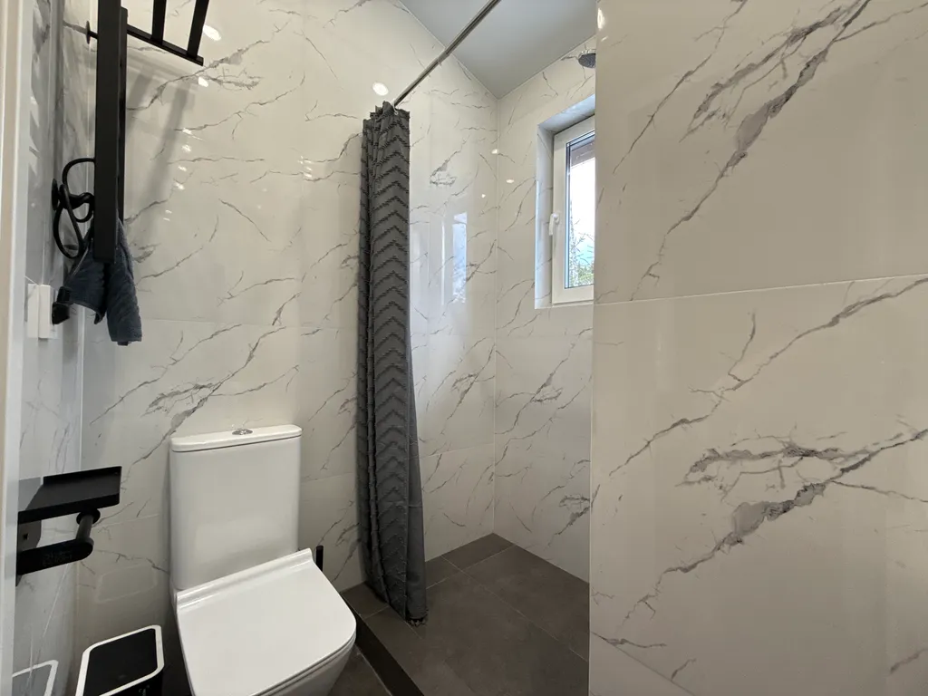 Дом в лесу с видовой терассой и чаном