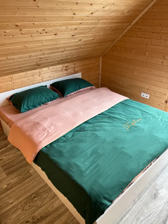 Уединенный дом с сауной внутри в окружении леса