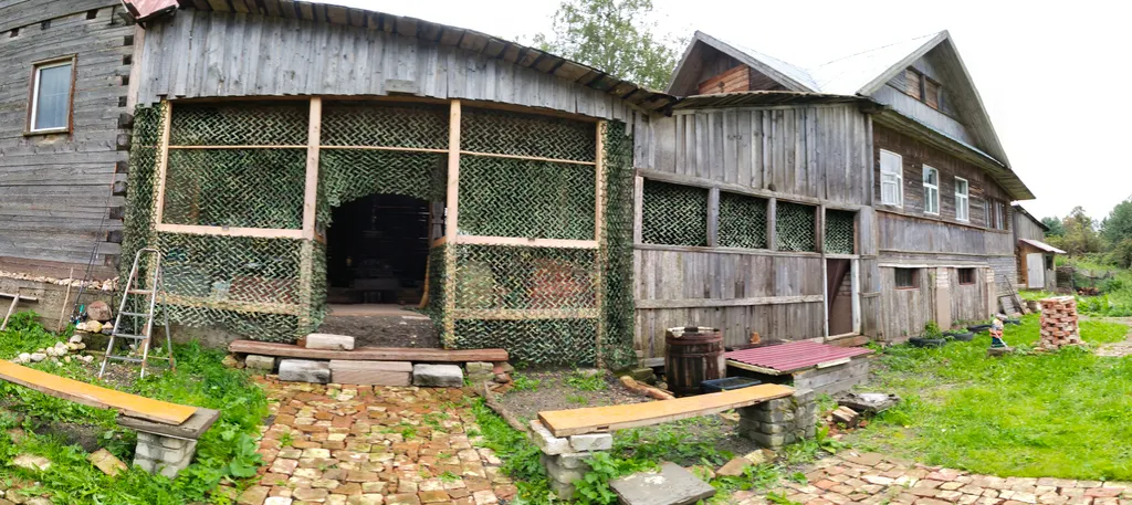 Деревенский домик на берегу озера