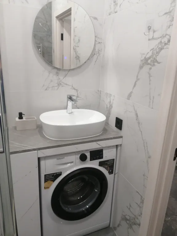 Современная студия с отдельной кухней в новостройке