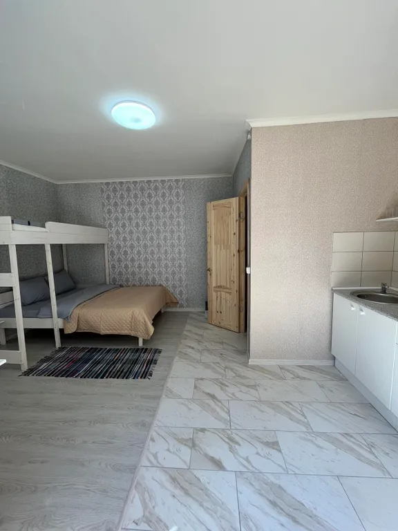 Домик целиком в лесу на берегу залива