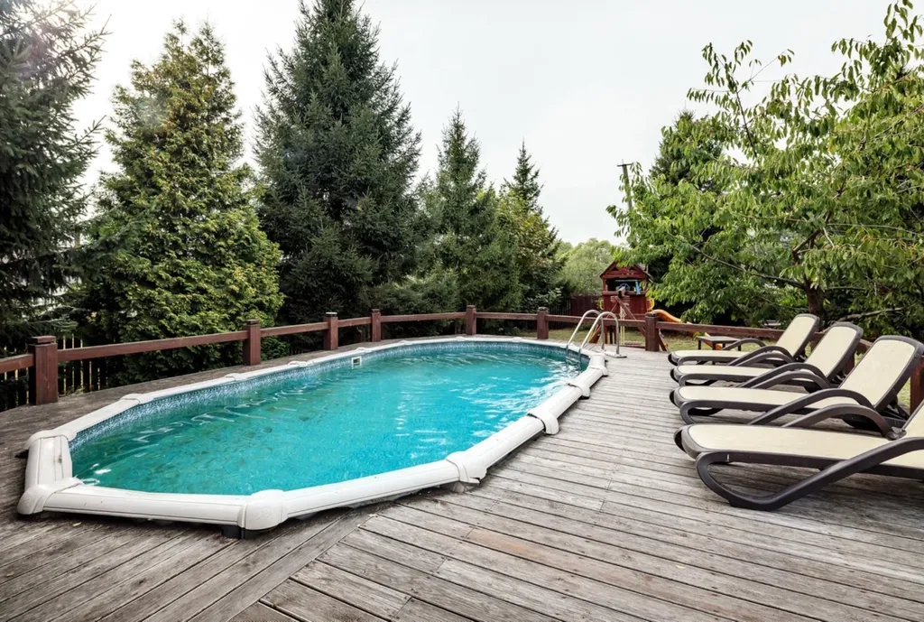 Загородный дом с бассейном и бильярдной