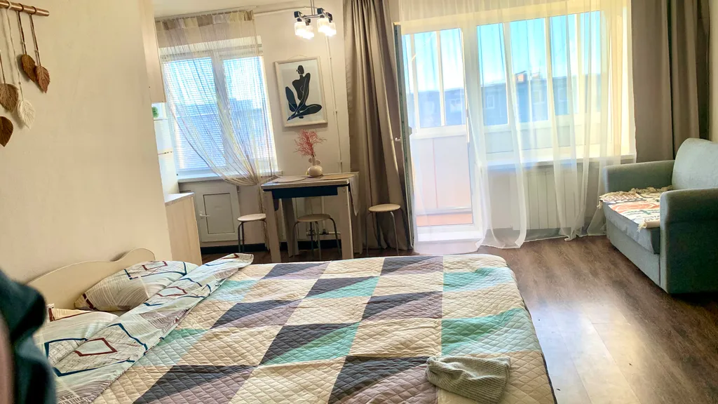 Просторная студия в нюдовых тонах недалеко от больничного городка