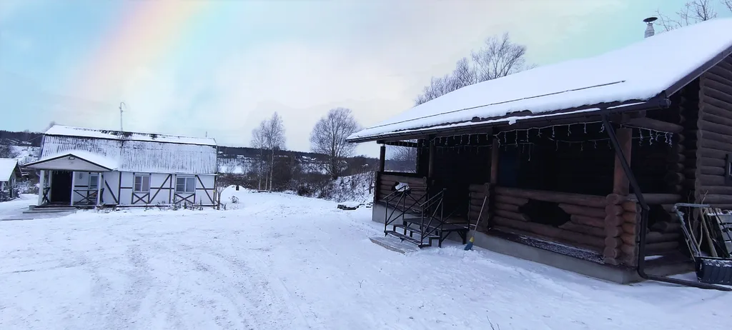 Уютный дом на берегу реки Великой