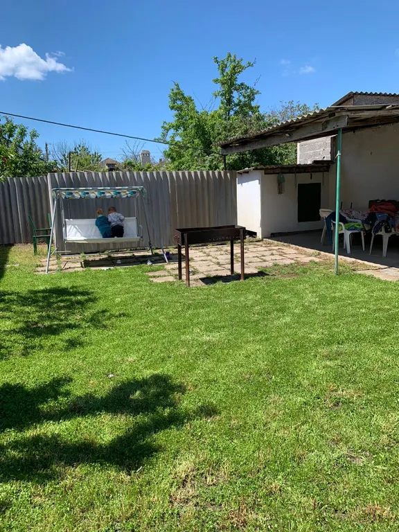 Уютный дом с двориком в центре поселка