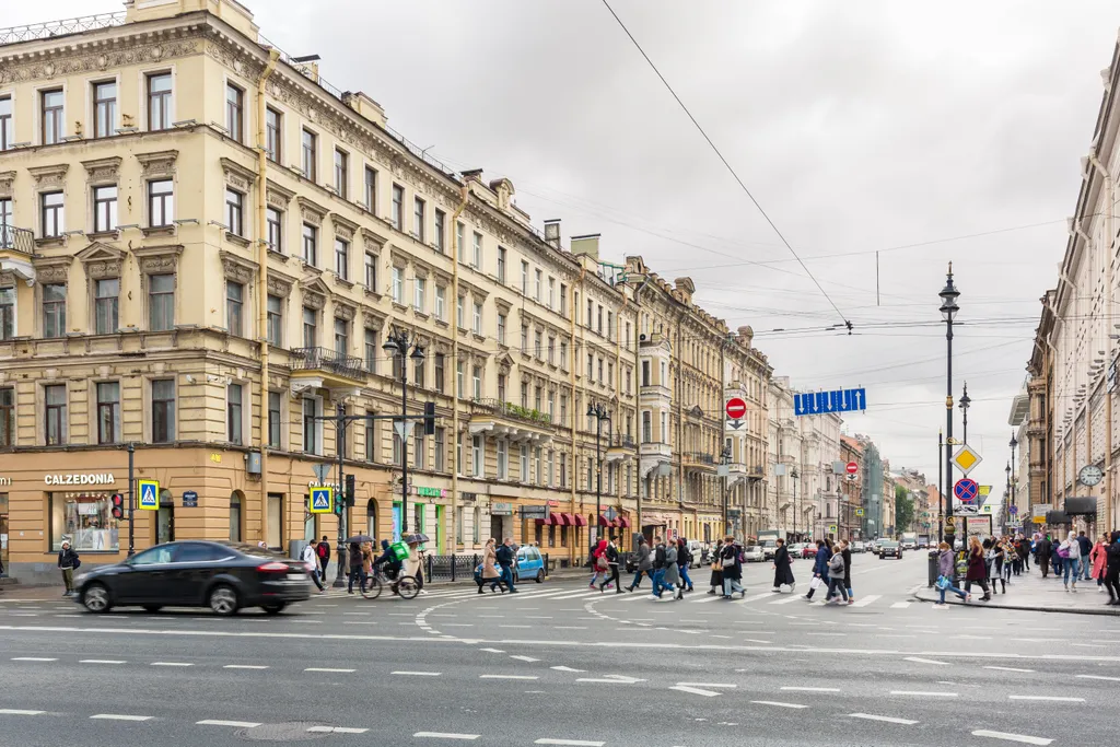 Шикарный вид на Невский и зеленый двор