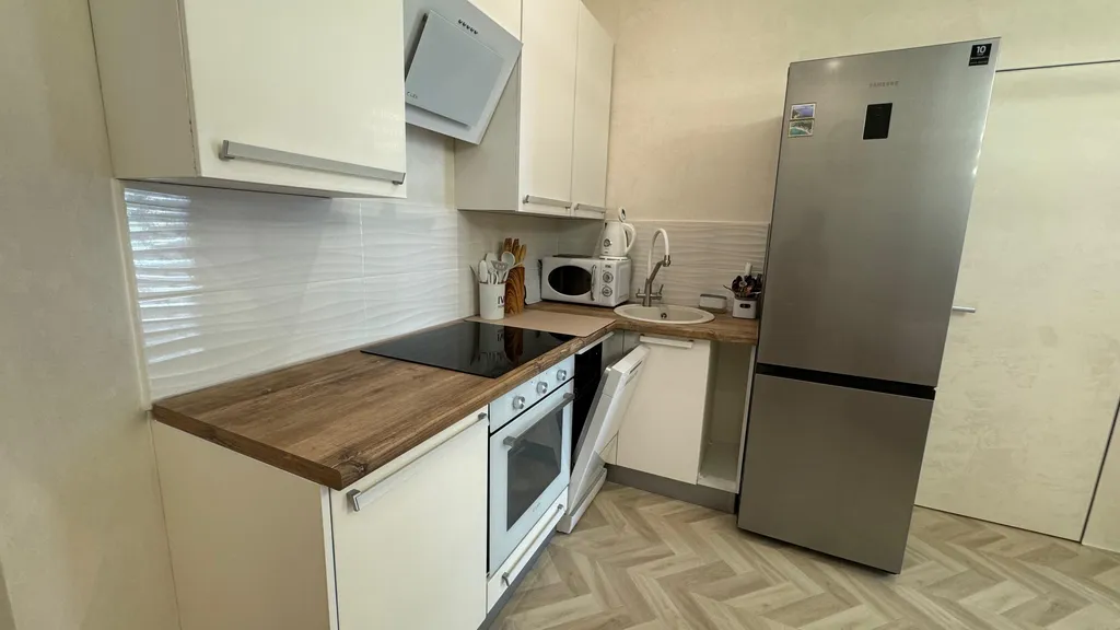 Евротрехкомнатный апартамент с балконом на первой линии