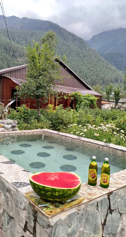 Дом у реки с видом на горы