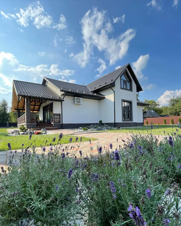 Коттедж для отдыха вблизи леса, с отдельной территорией и баней