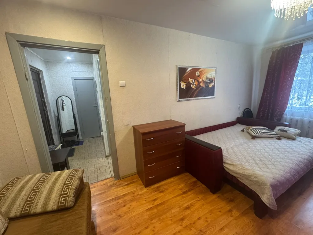 Не дорогая, без изысков, в центре