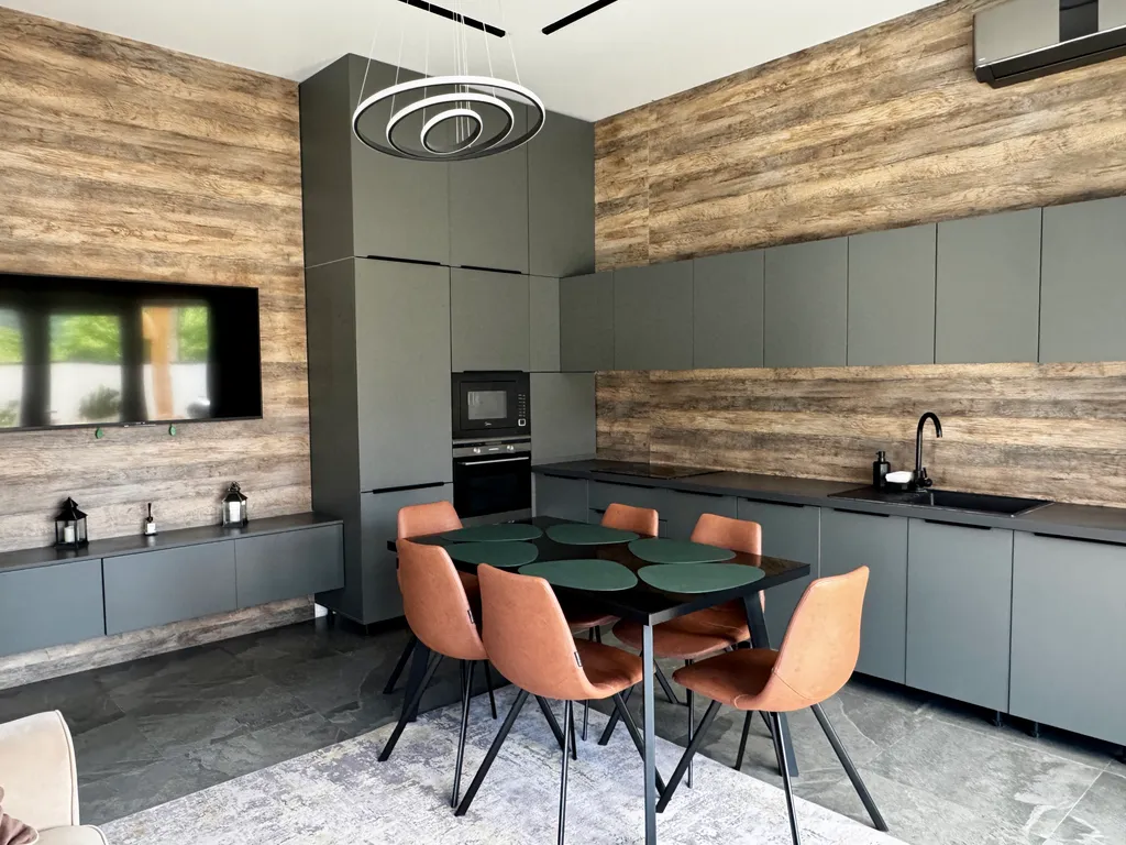 Дом в тихом месте, со своим минипляжем