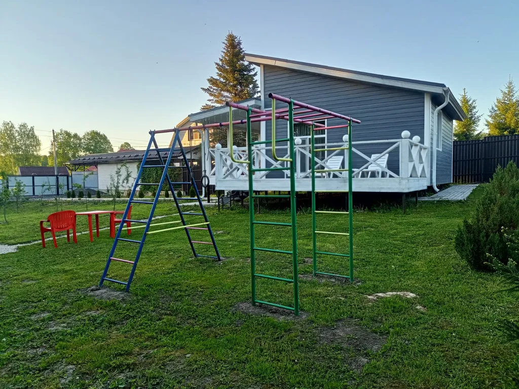 Уютный домик на берегу реки