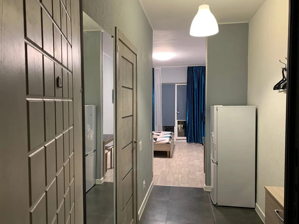 Студия с видом на поля и оранжевый закат