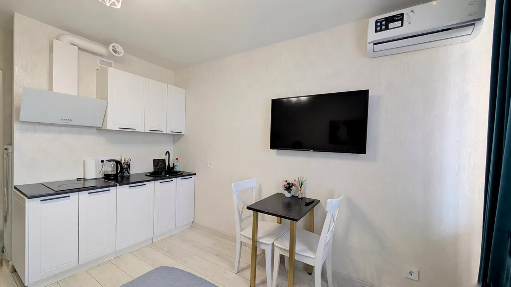 Видовая студия с большой лоджией, кондиционером и джакузи