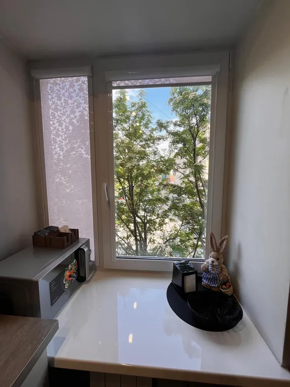 Современная квартира с камином в центре