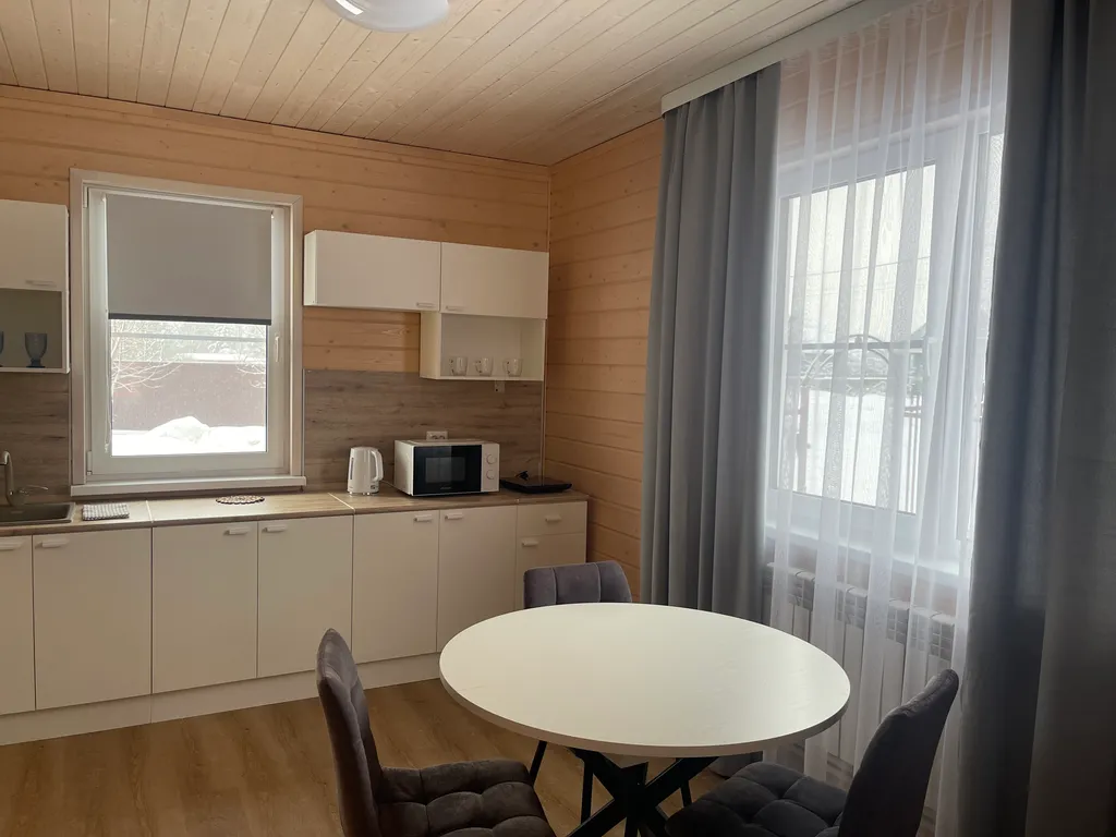 Студия на берегу озера рядом с сосновым бором