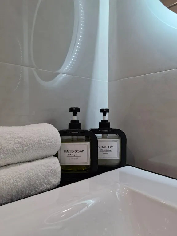 Стильная квартира с балконом в верхней части города