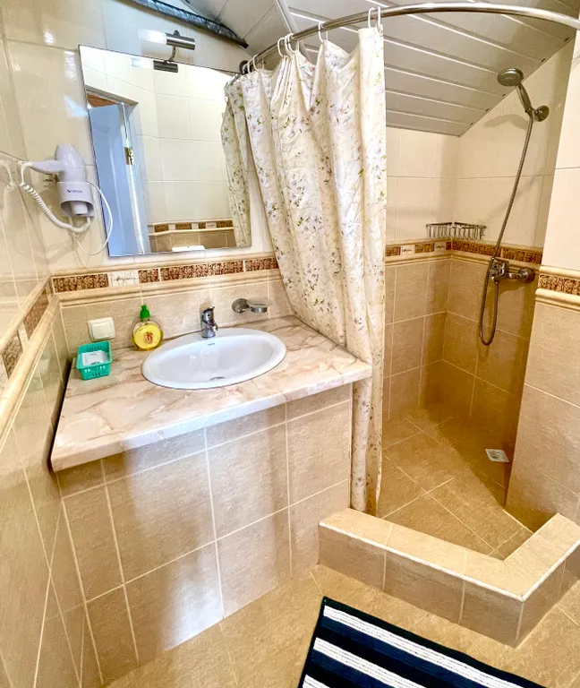 Пентхаус с балконом и видом на море