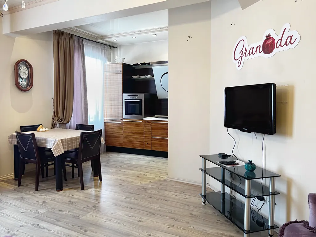 Красивая большая двухкомнатная квартира в микрорайоне Красный Камень