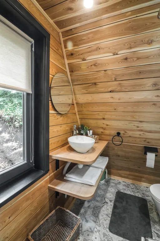 Треугольный домик на склоне горы над ручьём